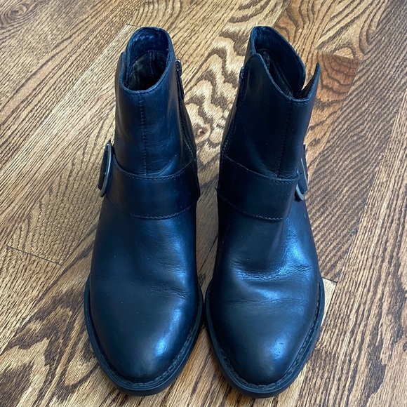 Black leather Born ankle boots, size 7.5. Excellent, barely worn condition. - Picture 2 of 12